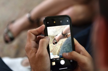 Freundin mit lockigem Haar schöne nacktheit bilder