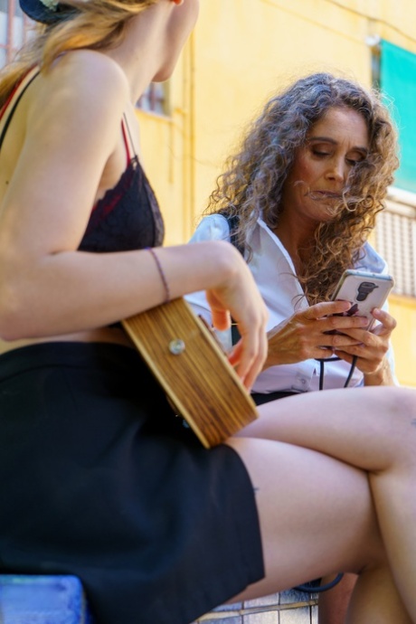 Nerd mit lockigem Haar nackt hübsche foto