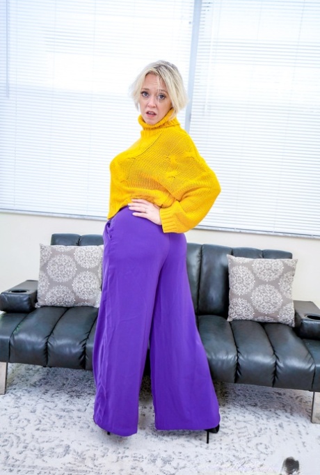 kurze blonde Haare, Jacke, Rock, Strümpfe, Absätze hübsche porno galerien